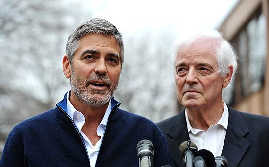 Ator George Clooney e seu pai, Nick Clooney, falam aos jornalistas após serem soltos 