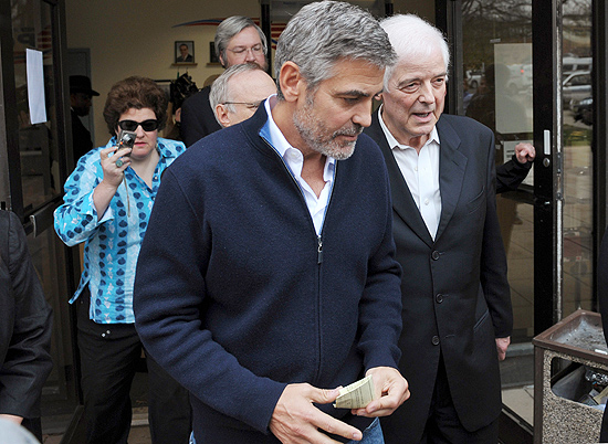 George Clooney e seu pai, Nick Clooney, deixam prisão em Washington após pagar fiança 