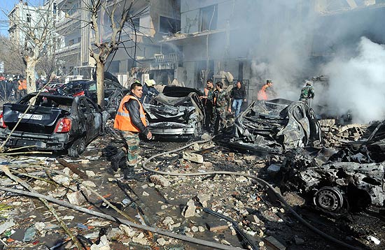 Carros destrudos aps atentado a prdios de segurana no regime srio, em Damasco, neste sbado