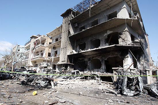 Prédio da agência de segurança do regime sírio destruído após atentado em Damasco, neste sábado