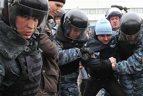 Polcia prende manifestantes durante protesto contra Vladimir Putin em Moscou, neste domingo