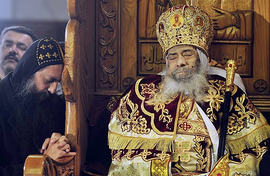 Fiel copta reza em velrio de Shenouda 3, papa da Igreja Ortodoxa do Egito, morto no sbado (17)