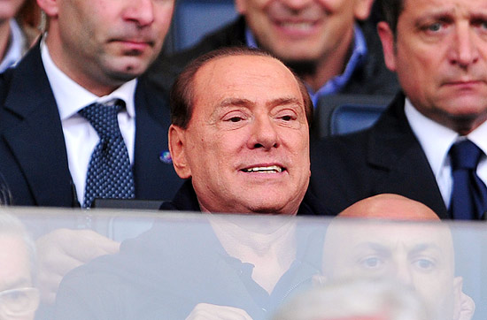 O ex-premi italiano Silvio Berlusconi assiste ao jogo entre Parma e Milan, em Parma