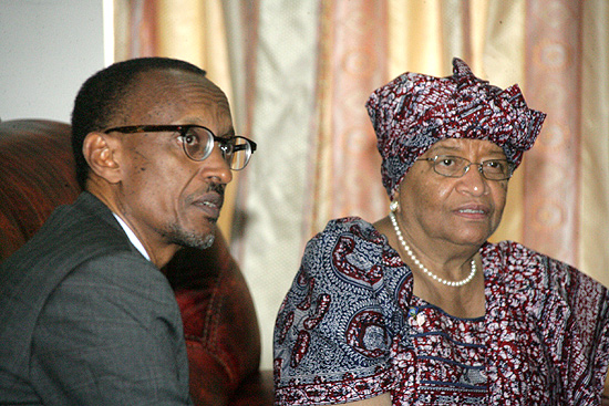 Presidente de Ruanda, Paul Kagame, ao lado da lder da Libria, Ellen Johnson Sirleaf, em 2012
