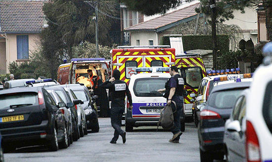 Policiais cercam a casa de suposto atirador que matou 7 pessoas, em Toulouse