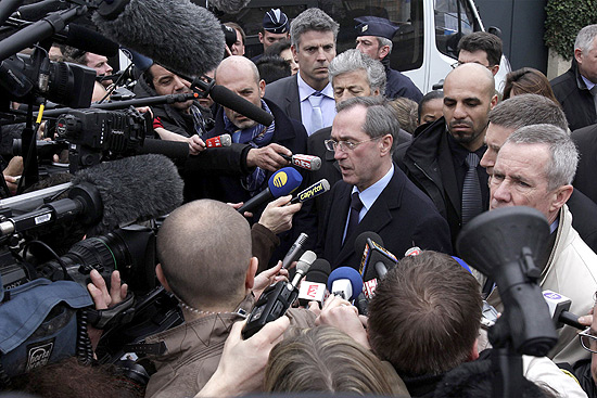 O ministro francês do Interior, Claude Gueánt, fala à imprensa após a operação policial que culminou com a morte de Merah
