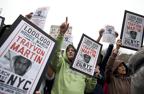 Grupo faz manifestação em Nova York contra morte de Trayvon Martin, jovem negro morto por vigilante na Flórida