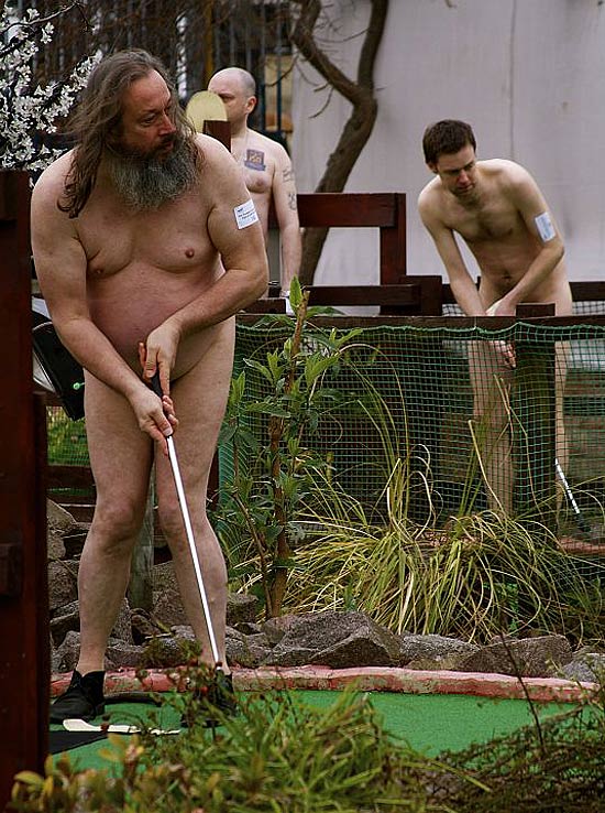 Britânicos jogam golfe nus para conseguir recorde e arrecadar dinheiro para caridade