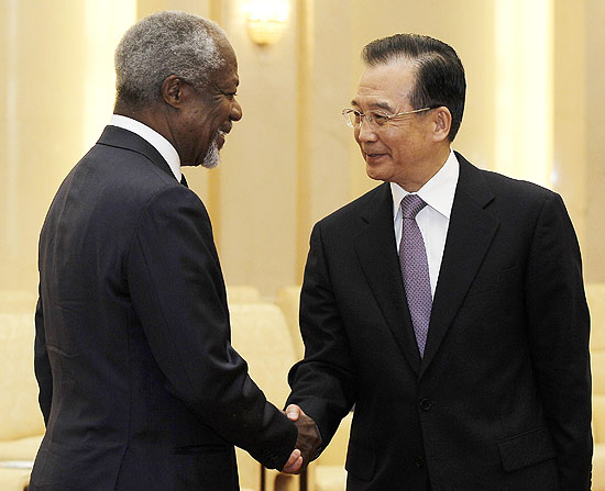 O mediador da ONU e Liga Árabe para a questão síria, Kofi Annan, cumprimenta o premiê chinês Wen Jiabao em Pequim 