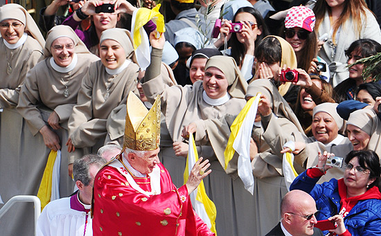 Papa Bento 16 após celebrar missa de Ramos na praça São Pedro, no Vaticano