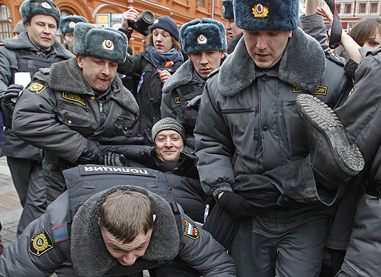 Policiais russos detêm dezenas de ativistas na praça Vermelha, em Moscou