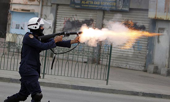 Policial bareinita lana bomba de gs lacrimogneo contra manifestantes