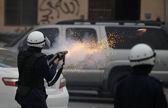 Policial bareinita lana bomba de gs lacrimogneo contra manifestantes