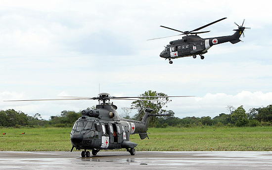 Helicóptero que transporta missão humanitária para resgate de reféns das Farc decola na Colômbia