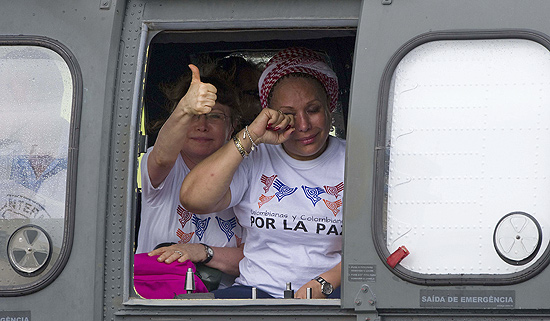 Ex-senadora Piedad Córdoba (à dir.) chora quando helicóptero decola para missão
