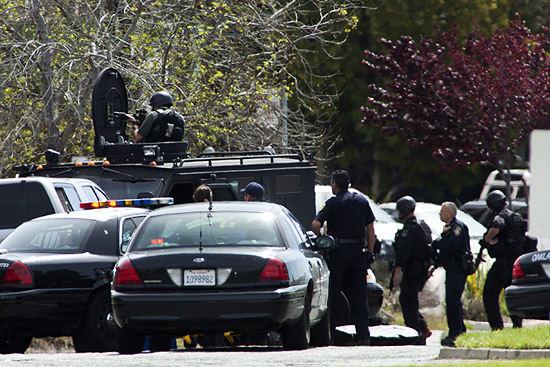 Equipes são vistas no local de tiroteio em universidade de Oakland, na Califórnia