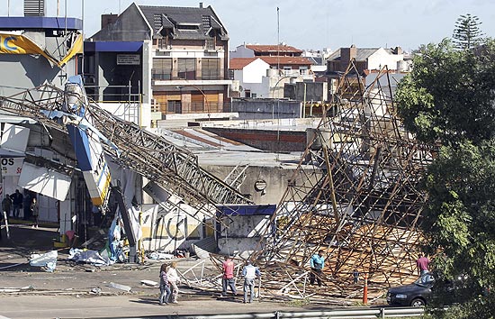 Destroços de posto de gasolina em Buenos Aires, após temporal; pelo menos 14 pessoas morreram
