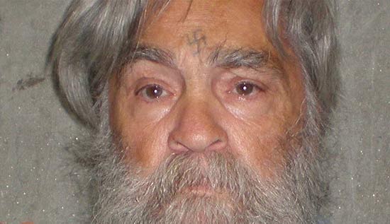 Charles Manson  mostrado em foto aos 77 anos; criminoso tentar liberdade condicional pela 12 vez