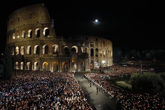 Multido acompanha o Papa Bento 16 na cerimnia da Via Crucis, em frente ao Coliseu, em Roma