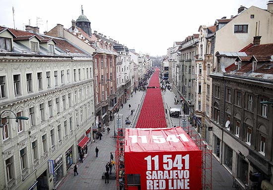 Milhares de cadeiras vermelhas distribudas ao longo da rua Titova, em Sarajevo, lembram os mortos em cerco histrico da cidade