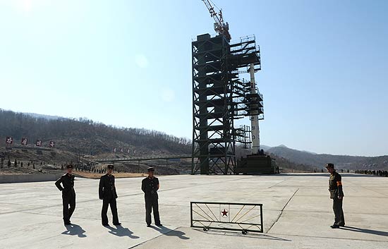 Militares norte-coreanos vigiam base de lanamento de foguete, em Togchang-ri, no noroeste do pas