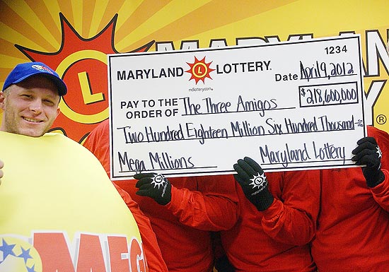 Ganhadores identificados como "Três Amigos" posam para foto com cheque do prêmio da loteria de Maryland