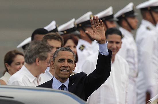 O presidente Obama acena na chegada a Cartagena, na Colmbia, para a Cpula das Amricas