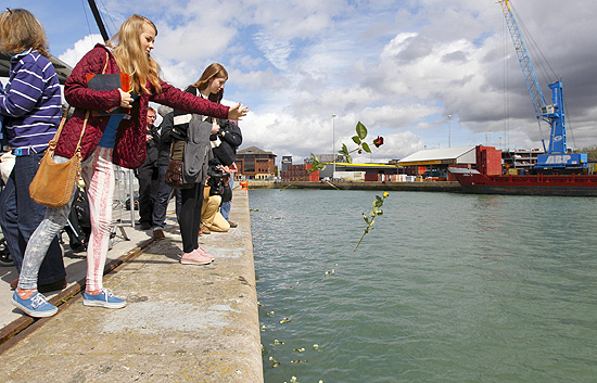 Descendentes de vítimas do naufrágio do Titanic lançam flores ao mar em Southampton, na Inglaterra