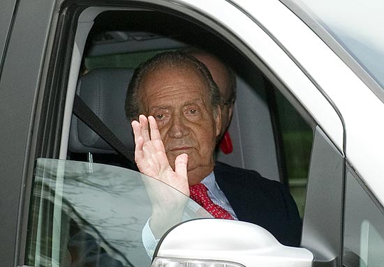 Rei Juan Carlos da Espanha, acena na sada do hospital San Jose, na capital Madri