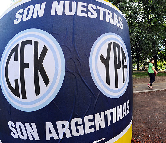 Cartaz de apoio a deciso de Cristina Kirchner sobre expropriao da YPF em Buenos Aires, nesta quarta 