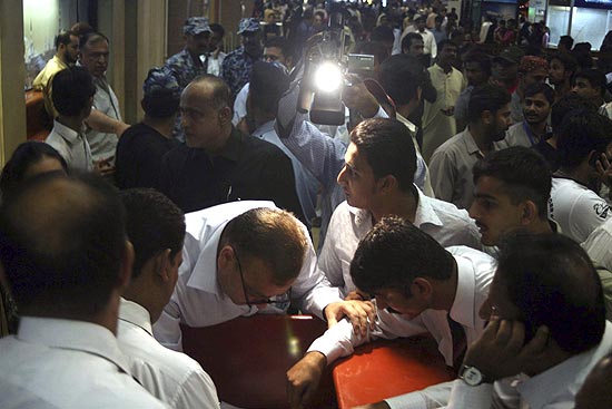 Familiares de passageiros se aglomeram em aeroporto de Karachi; segundo autoridades, todos a bordo morreram