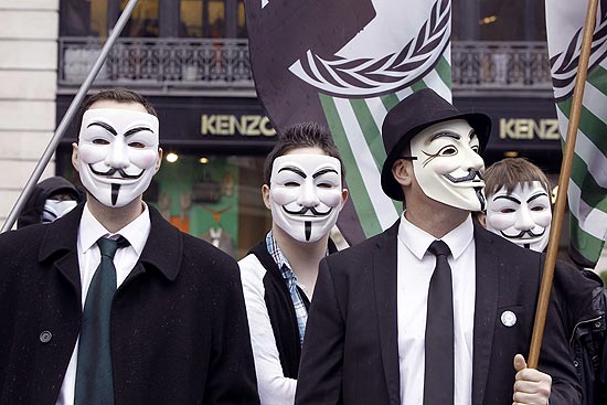 Manifestantes usam mscaras do grupo de hackers Anonymous durante protesto contra eleies em Paris