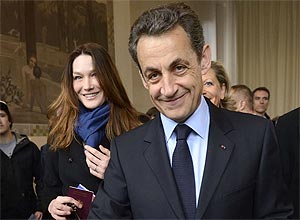 Nicolas Sarkozy  acompanhado de sua mulher, Carla Bruni, durante votao para o primeiro turno das eleies francesas
