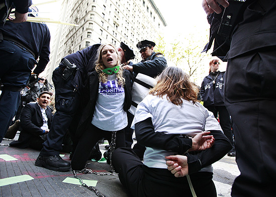 Membros do Occupy Wall Street so presos em Nova York, em protesto nesta quarta contra dvida de educao