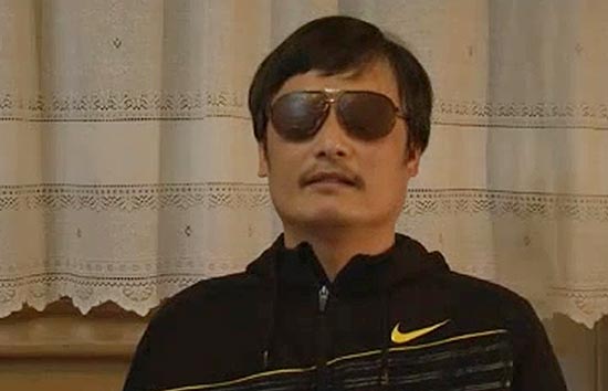 Imagem de vídeo postado no You Tube mostra Chen Guangcheng, ativista que é advogado e cego