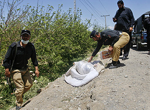Policiais revistam local onde Khalil Rasjed Dale, mdico da Cruz Vermelha, foi encontrado morto em Quetta, no Paquisto
