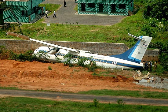 Avião militar da Tailândia derrapa na pista e deixa 3 feridos em Bangladesh