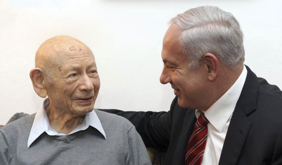 Binyamin Netanyahu ( dir.) ao lado do pai, que morreu aos 102 anos em Jerusalm 