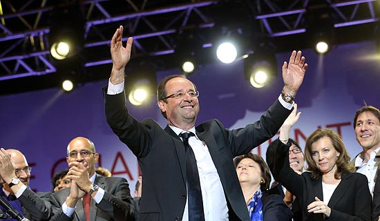 Hollande celebra com partidrios em palco na praa da Bastilha, em Paris, aps ser eleito presidente da Frana
