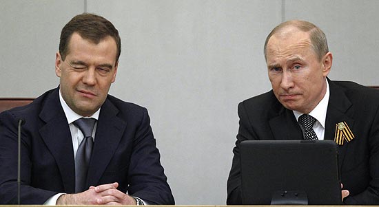 Presidente russo, Vladimir Putin (à dir.), ao lado do novo premiê Dimitri Medvedev