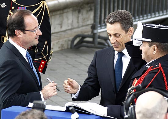 O presidente da França, Nicolas Sarkozy, e o presidente eleito, François Hollande, assinam o Livro de Ouro