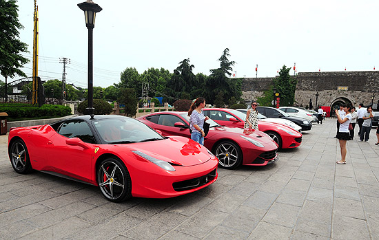 Ferraris estacionadas em evento promocional na cidade histórica de Nankin, na China