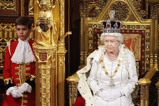 A rainha Elizabeth 2ª do Reino Unido em sessão solene no palácio de Westminster