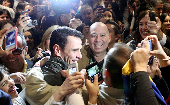O candidato oposicionista Henrique Capriles cumprimenta apoiadores durante reunio poltica em Bogot, em maio