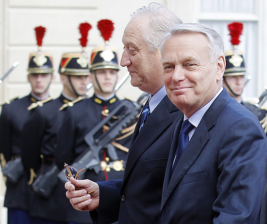 Nomeado primeiro ministro da França, Jean-Marc Ayrault, à direita, chega ao palácio do Eliseu