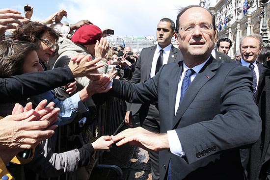 Novo presidente francês cumprimenta partidários após tomar posse nesta terça-feira