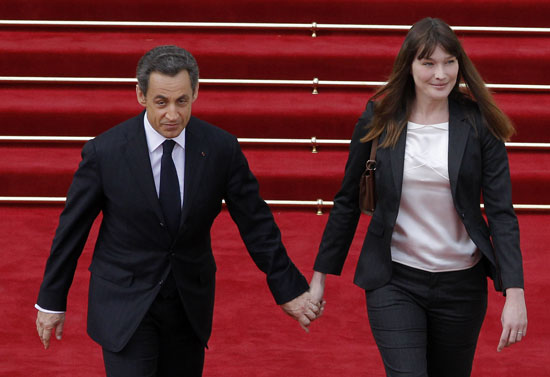 Ex-presidente Nicolas Sarkozy deixa o Palácio do Eliseu ao lado da mulher Carla Bruni-Sarkozy