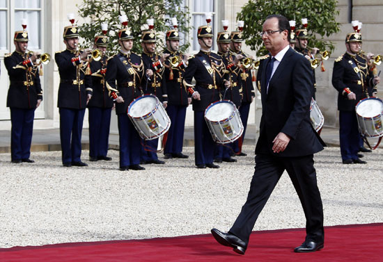 François Hollande chega ao Palácio do Eliseu, em Paris, para tomar posse como o novo presidente da França