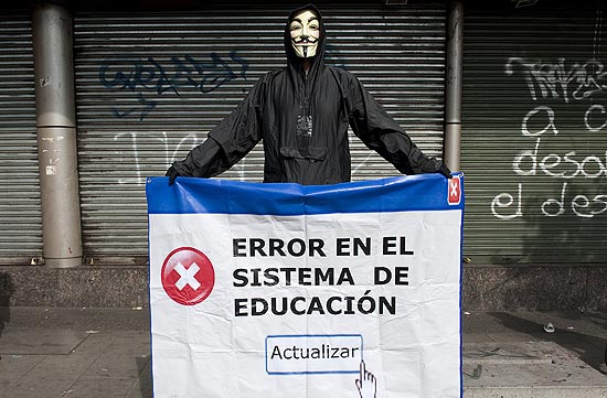 Estudante faz referência ao grupo de hackers Anonymous em protesto contra a reforma tributária no Chile