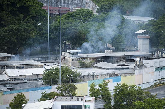 Fumaa  vista saindo da penitenciria La Planta, na Venezuela, onde presos protestam contra fechamento da priso
